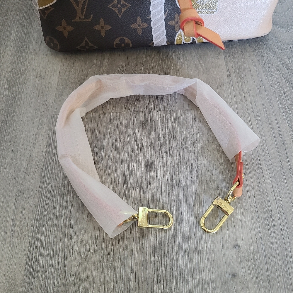 Elegant Pink and Brown Monogram Shoulder Bag - Picture 7 of 7